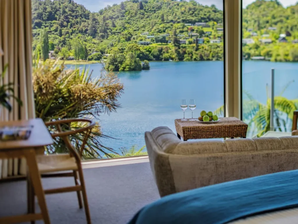 Honeymoon NZ Solitaire Lodge